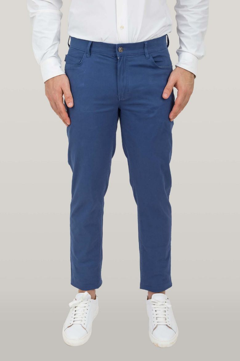 Immagine di PANTALONE 5 TASCHE IN COTONE TWILL TINTA UNITA DAL TAGLIO DENIM.