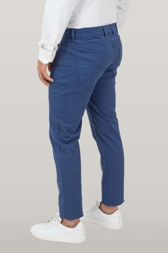 Immagine di PANTALONE 5 TASCHE IN COTONE TWILL TINTA UNITA DAL TAGLIO DENIM.