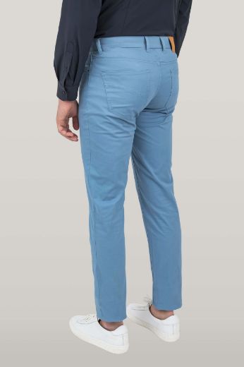 Immagine di PANTALONE 5 TASCHE IN COTONE TWILL TINTA UNITA DAL TAGLIO DENIM.