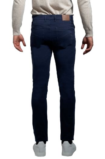 Immagine di Pantalone 5 Tasche in cotone twill tinta unita dal taglio denim, per vestire il tempo libero abbinabile ad una camicia e una maglia.