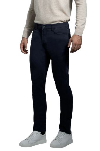 Immagine di Pantalone 5 Tasche in cotone twill tinta unita dal taglio denim, per vestire il tempo libero abbinabile ad una camicia e una maglia.